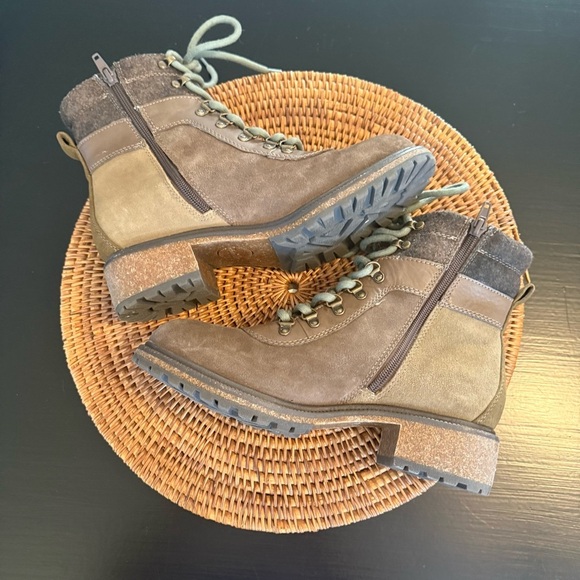 Element Lace-Up Boots in Brown and Tan size 8 wide - Picture 7 of 12